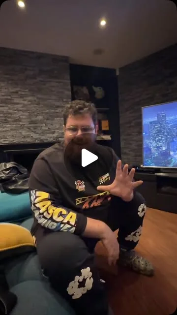 MC Pao sur le visuel de son annonce du pop-up Vraie Richesse à Cannes
