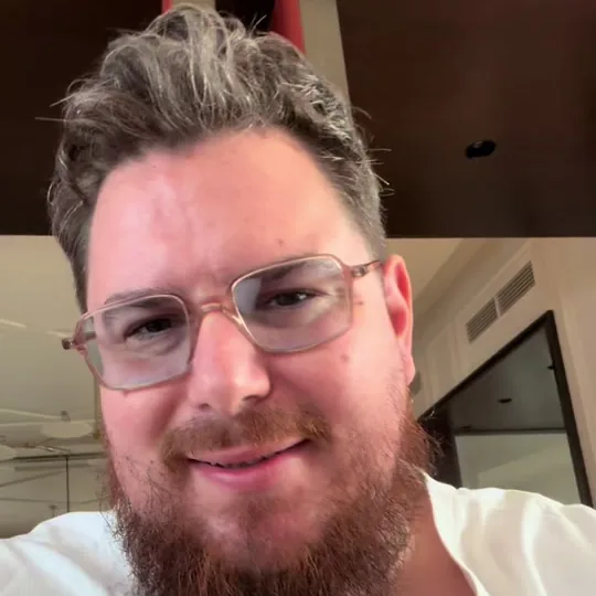 MC Pao dans sa vidéo de réponse à Philippe Besson, publiée le 12 octobre 2026